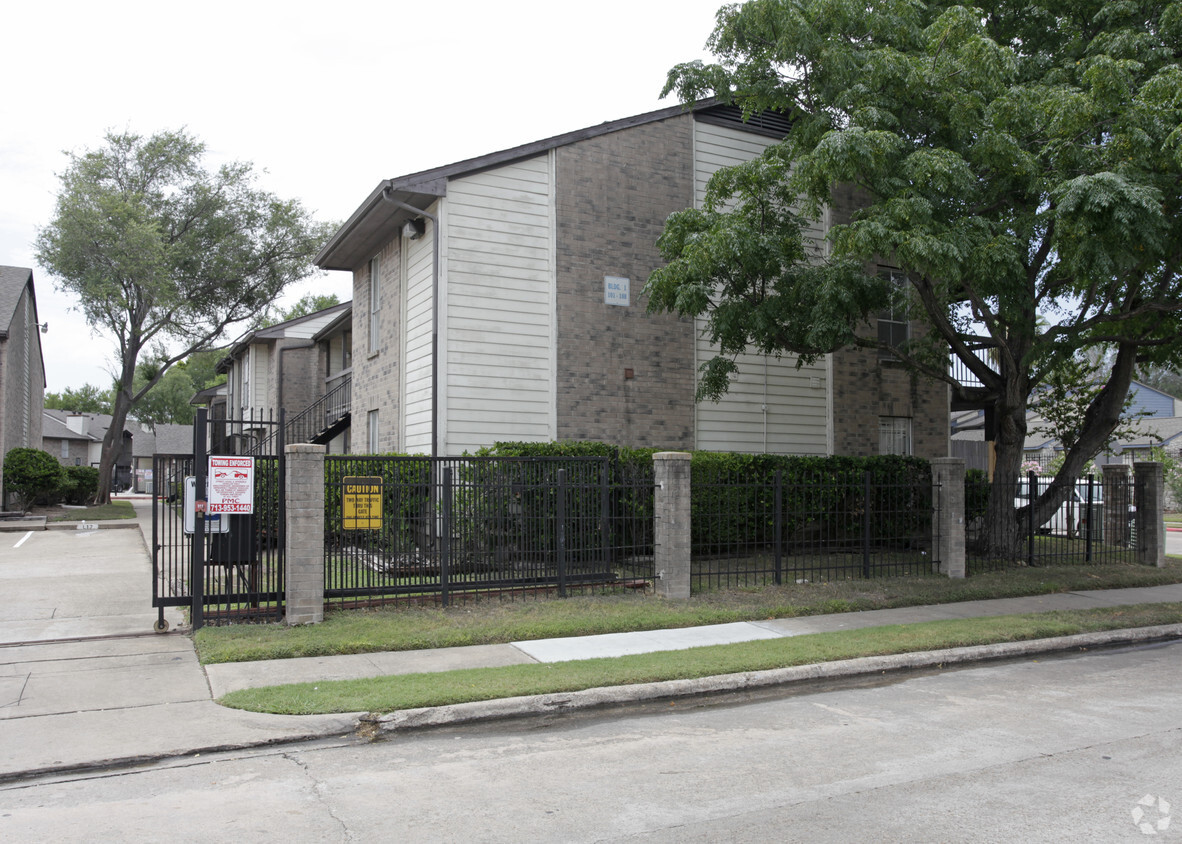 Building Photo - Brookglade Condominiums