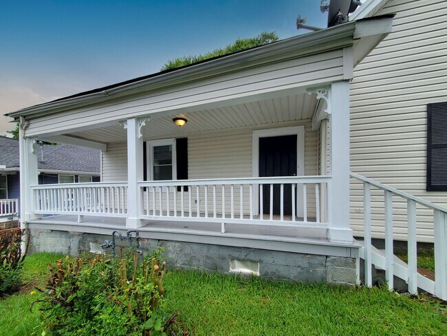 Foto del edificio - Beautifully Updated 4-Bedroom Home Near Mo...