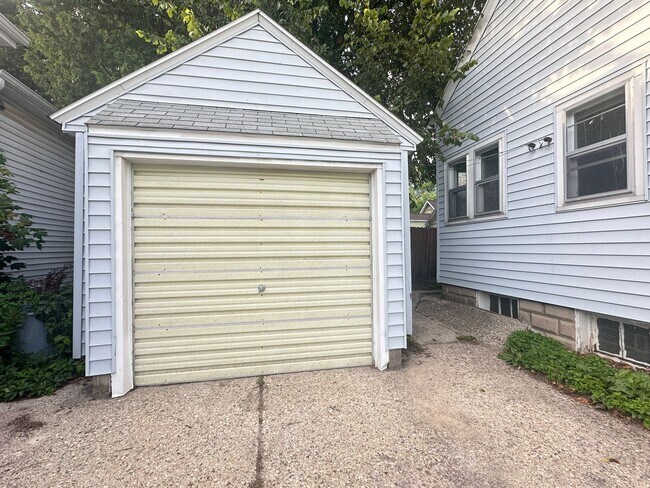 Foto del edificio - Two Bedroom, 1 Bath with Detached Garage!