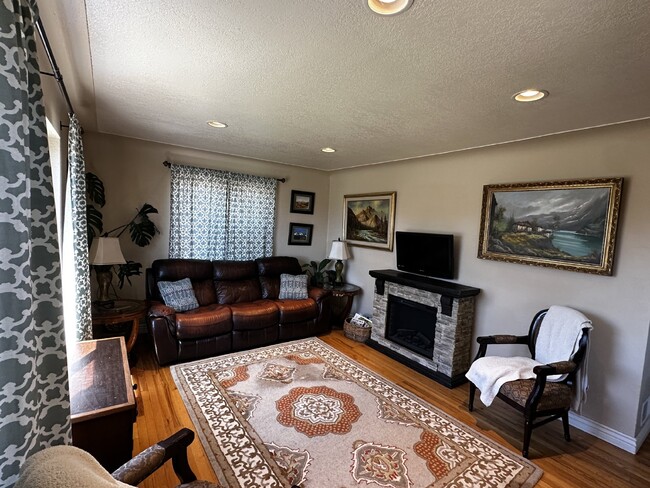 Building Photo - Wonderful 4-Bed Home In Wheat Ridge!