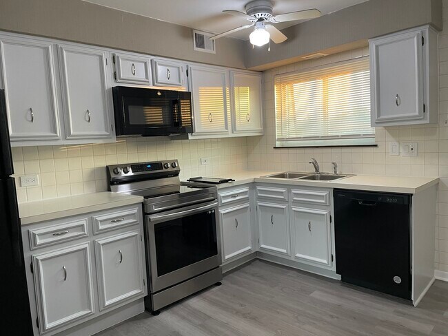 Foto del edificio - 9464 Bay Colony Dr