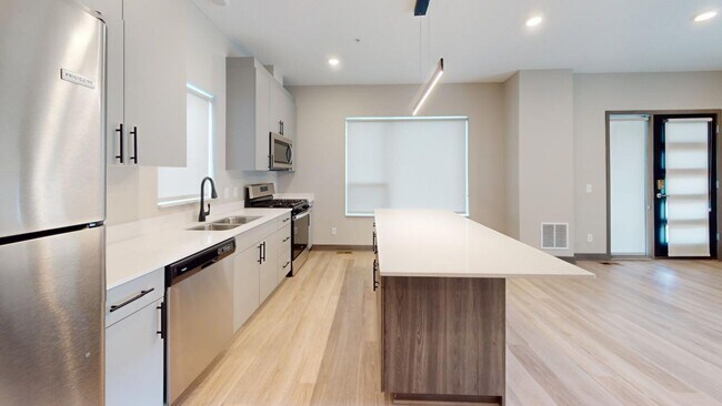Building Photo - 6th St Triplex