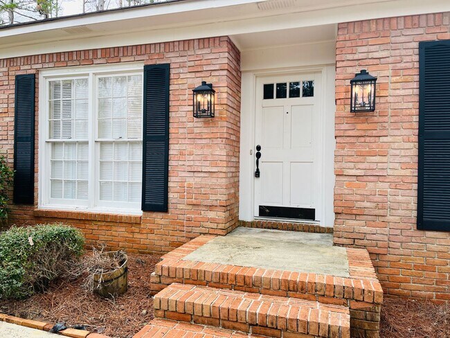 Building Photo - Wow! Renovated 3 bedroom 2 bathroom home i...