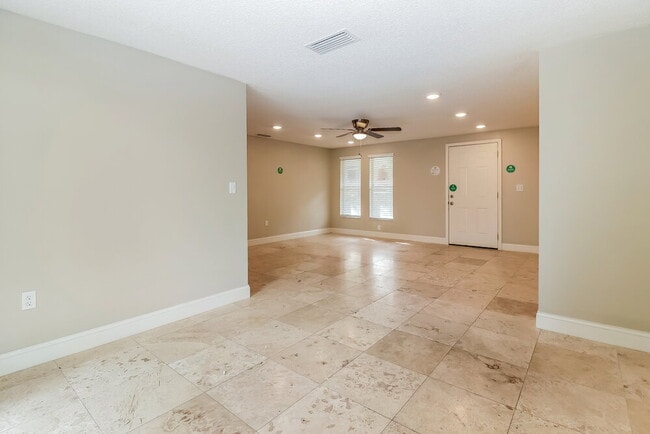 Foto del edificio - 4102 N Bay Hills Blvd