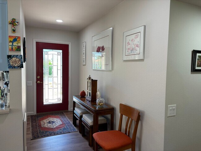 Foto del edificio - Beautifully updated 2 bedroom with large d...