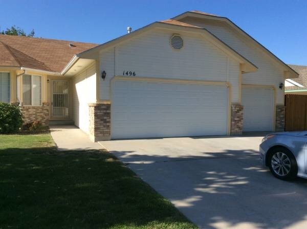 Primary Photo - 1496 E Tourmaline St