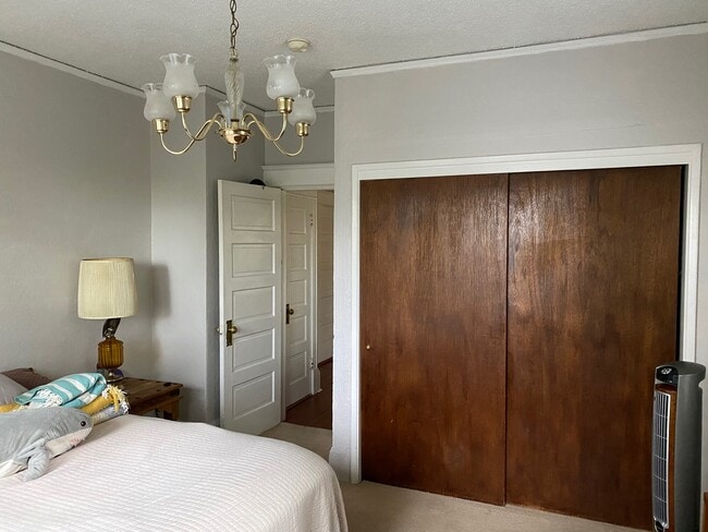 Bedroom - 1121 Broadway Ave E