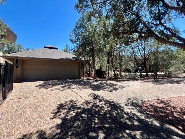 Building Photo - 335 Foothills S Dr