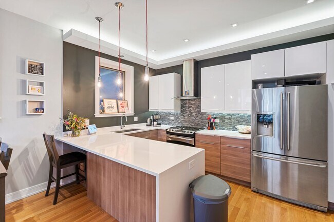 Foto del edificio - WICKER PARK - ULTRA MODERN 3BD/2BTH COND FOR RENT!