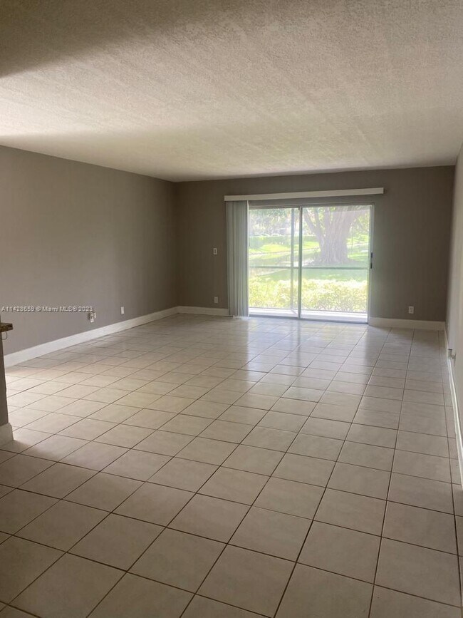 Foto del edificio - 411 Gardens Dr