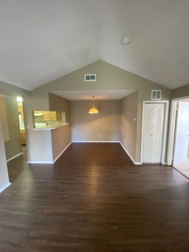 Building Photo - 2 BED 2 BATH MOVE IN NOW!!  TOP FLOOR $1,4...
