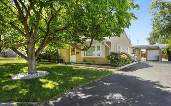 Foto del edificio - Spacious 4-Bedroom Home with Solar Panels in Richland