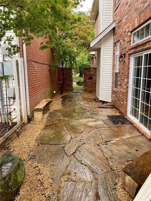 Foto del edificio - 523 Founders Park Dr E