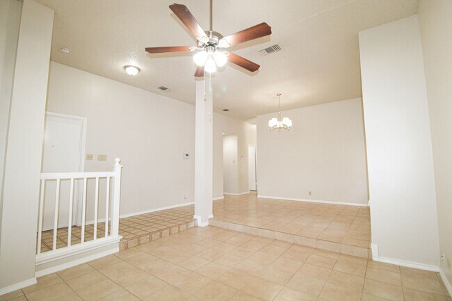 Foto del edificio - 3223 Tree Grove Dr