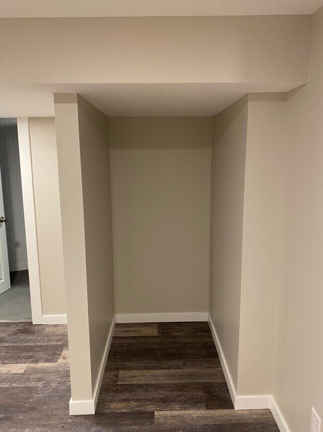 Closet - 147 8th Ave N