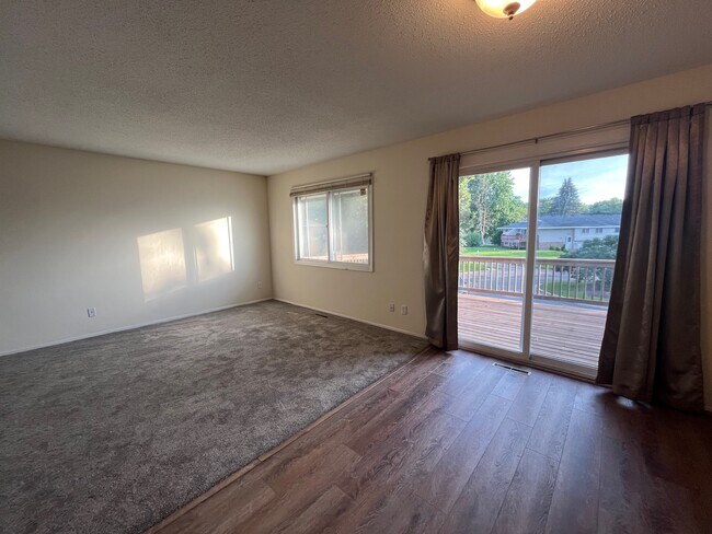 Foto del edificio - 1424 Oak Leaf Ln