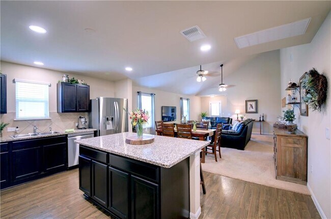 Building Photo - 707 Luna Vista Dr