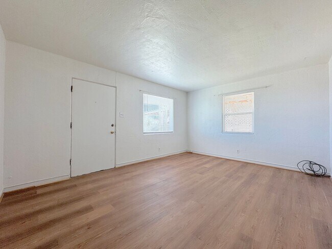 Building Photo - Central El Paso 3 bed REFRIG A/C with Mountain Views!