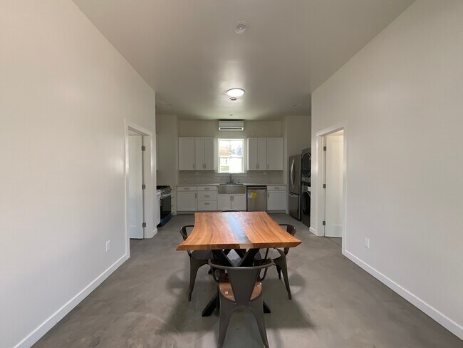Cocina completa, comedor y sala de estar - 3015 Warwick Ave