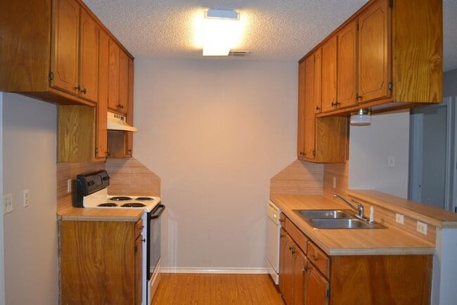 Building Photo - 2 bedroom, 1 bathroom duplex in Flint - To...