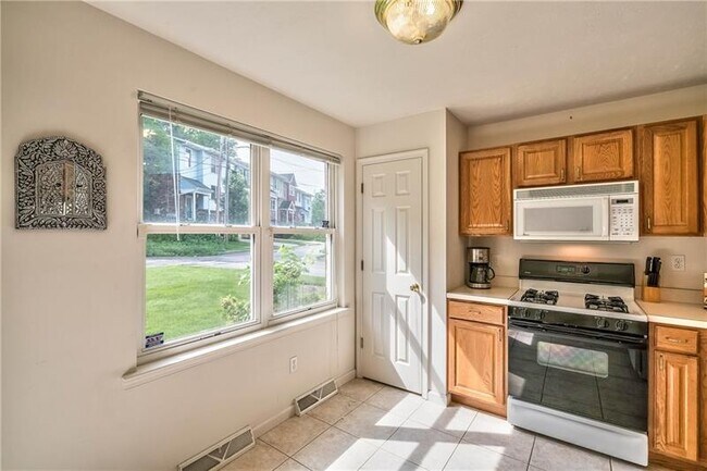 Foto del edificio - 331 Glaser Ave