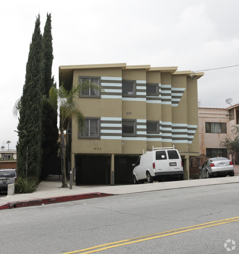 Building Photo - 1933 N Beachwood Dr