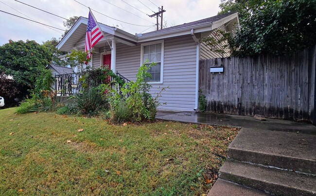 Building Photo - 1 bed/1 bath backhouse near TCU