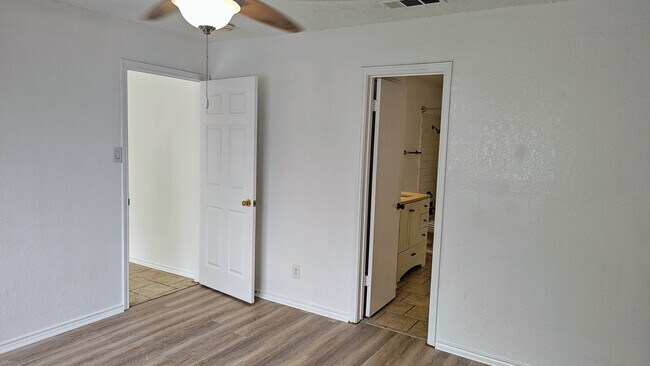 Foto del edificio - 3905 Pickwick Ln