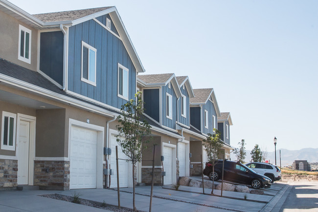 Building Photo - Gorgeous Townhomes in The Boulders!