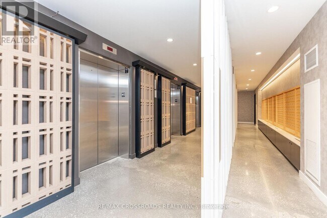 Building Photo - 498-2498 Caldari Rd