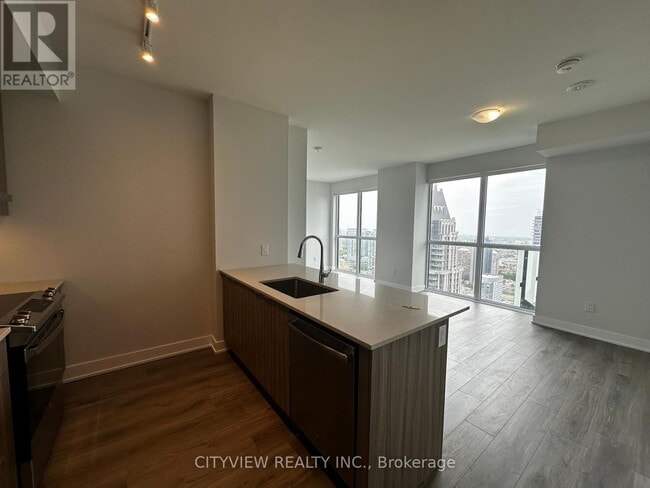 Photo du bâtiment - 430-3430 Square One Dr