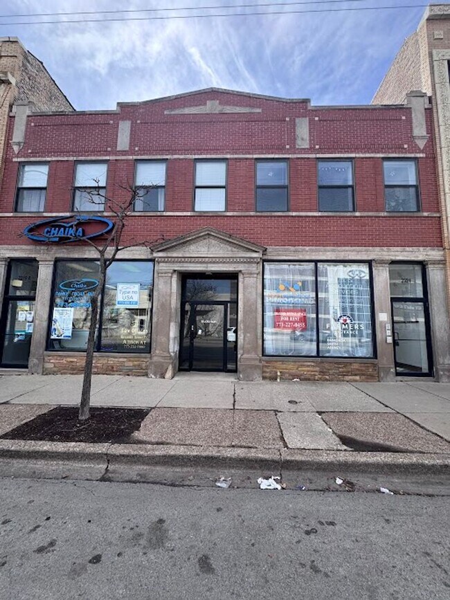 Building Photo - 2319 W Chicago Ave
