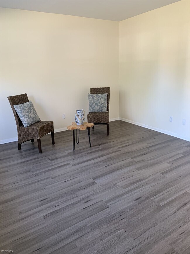 Building Photo - 2 br, 1.5 bath Townhome - 10 Felter Place