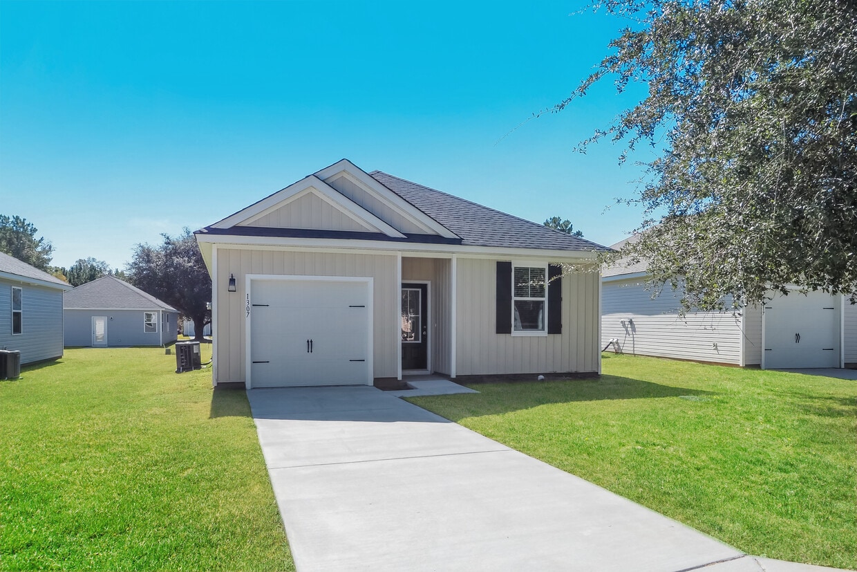 Primary Photo - 1307 Warrens Way, Manning, SC
