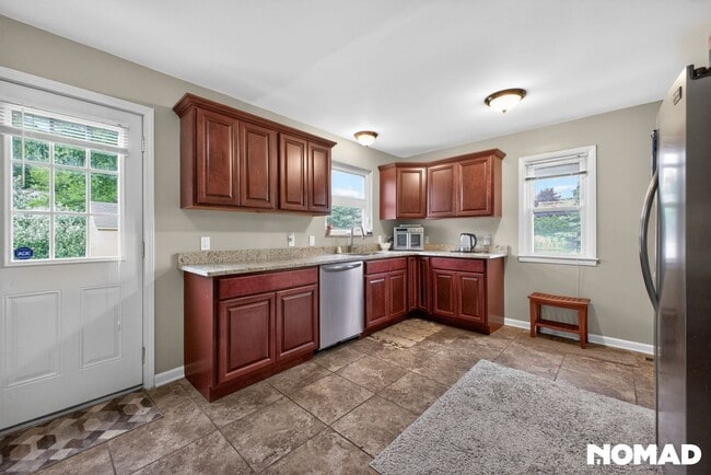 Building Photo - 1723 Edgewood Dr
