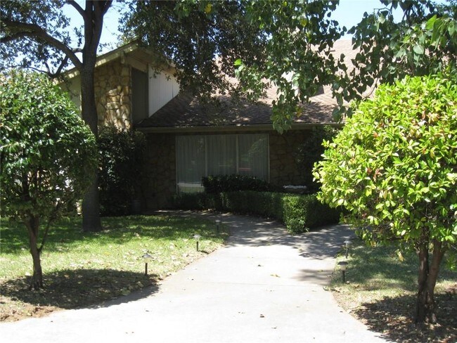 Building Photo - 200 Hollyhill Ln