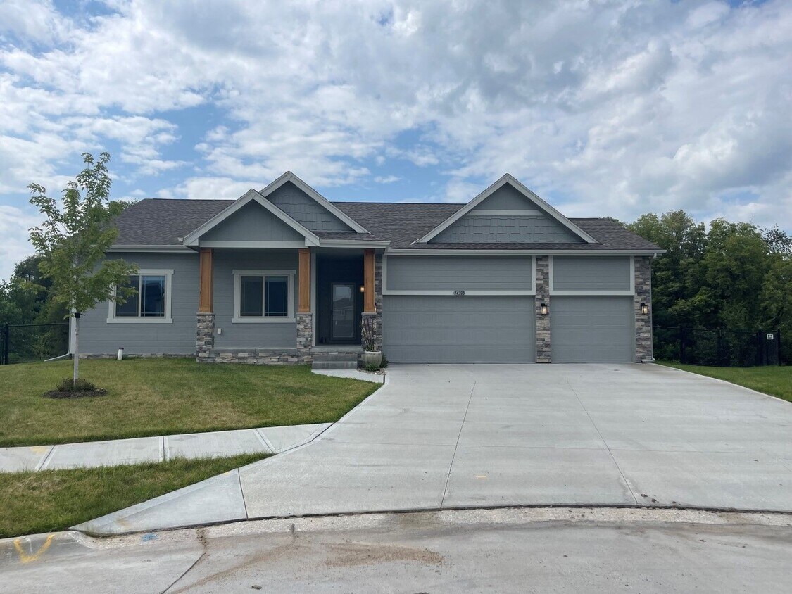 Primary Photo - Large Home in Bellevue for Rent!