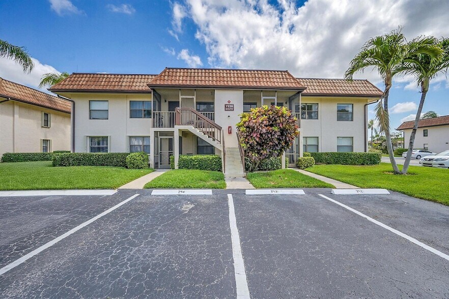 Foto principal - 7226 Golf Colony Ct
