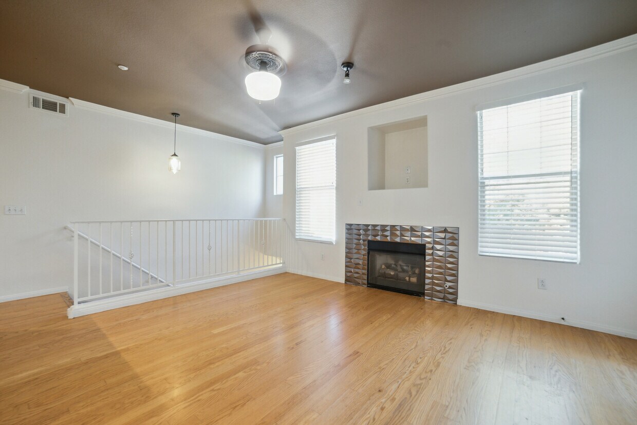 Foto principal - 5855 Valley Dr