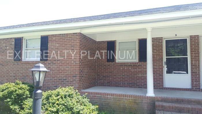 Primary Photo - 3 Bedroom 1 Bath Duplex available!