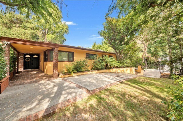 Foto del edificio - 2500 Benedict Canyon Drive