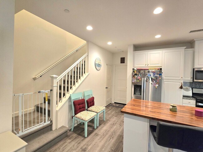 Foto del edificio - 3 Bedroom Townhome in Ontario
