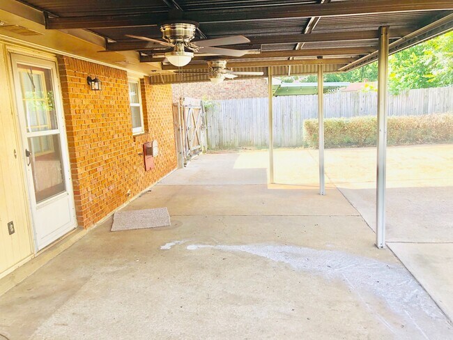 Foto del edificio - **4 Bed 2 Bath Located in College Grove ** Call the self showing number to schedule a tour 334-36...