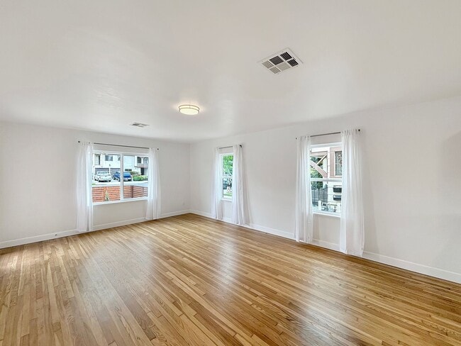 Building Photo - Stunning 3BD/2BA House in University Heigh...