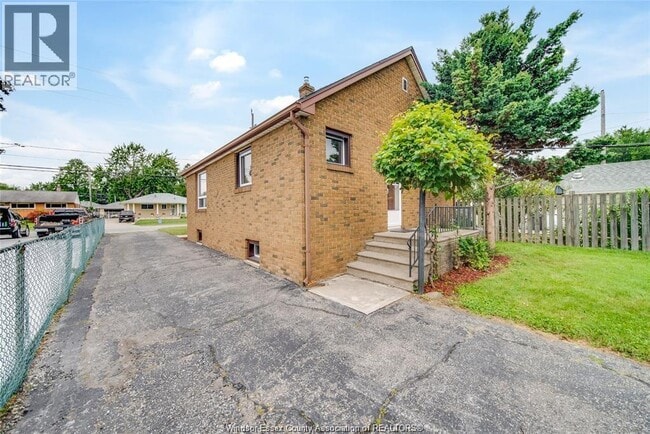 Building Photo - 914 Riverdale Ave