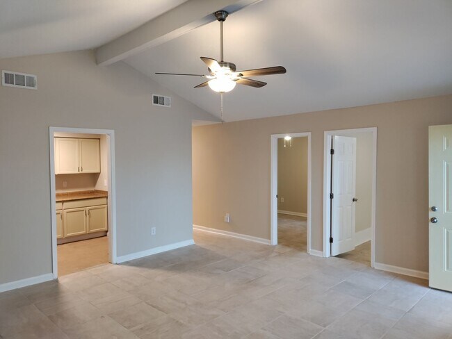 Building Photo - Single Family Home 5 BR / 2 Bath