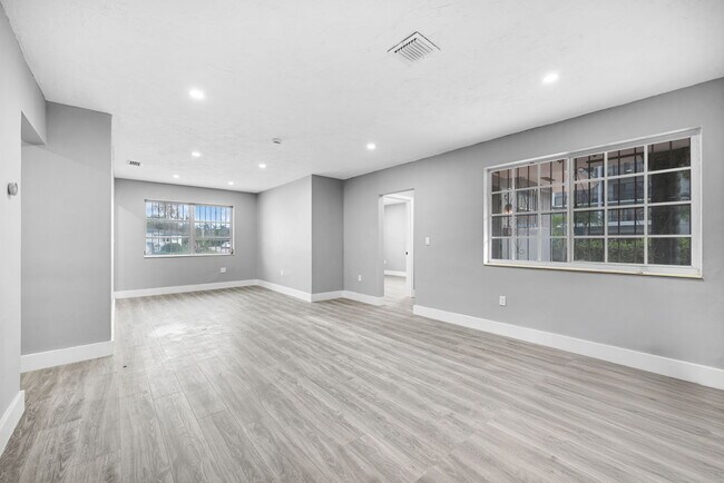 Foto del edificio - 645 NE 149th St