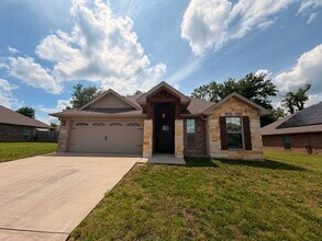 Building Photo - 1104 Lakeview Dr.