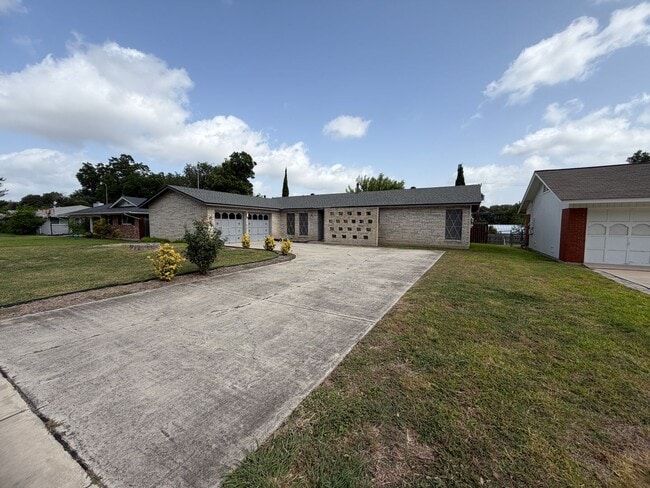 Building Photo - Spacious 3-Bedroom Home in a Great Neighborhood