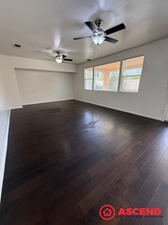 Foto del edificio - Beautiful 4 Bedroom Located in HOA!